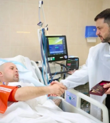 Зеленський відвідав поранених військових у Дніпрі та відзначив їх держнагородами