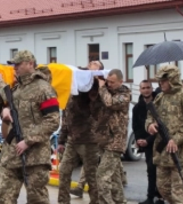 У Тячеві попрощалися із 22-річним захисником Іваном Микульцем