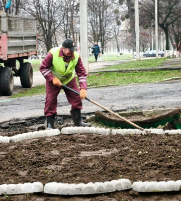 Комунальники Харкова облагороджують місто в рамках акції «Зелена весна»