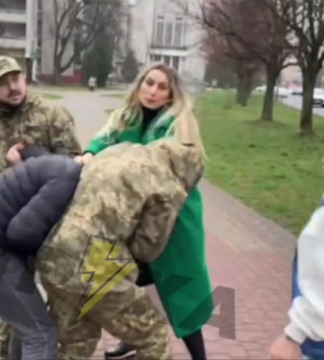 У Львові цивільні намагалися «відбити» чоловіка у ТЦК, травмувавши військовослужбовця – відео