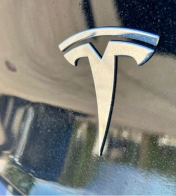 Продажі Tesla впали до мінімального рівня з 2022 року