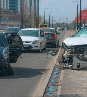 У Дніпрі під час аварії автомобіль вилетів на тротуар (Фото)