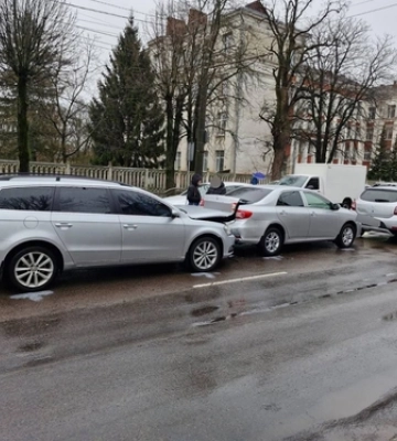 У Луцьку на Перемоги «поцілувалися» три автівки: що каже поліція