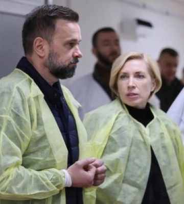 Зеленський відвідав поранених військових у Дніпрі та відзначив їх держнагородами