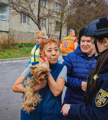 Російський безпілотник &quot;Молнія&quot; влучив у багатоповерховий будинок у Київському районі Харкова 2 квітня: наслідки