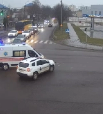 У Луцьку легкове авто влетіло у «швидку», яка їхала з проблисковими маячками