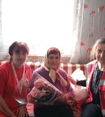 У волинській громаді подарунками та квітами вітали з ювілеєм 90-річну довгожительку