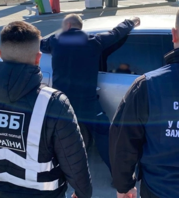 На Хмельниччині повідомлено про підозру чоловіку та жінці, які «тягнули» гроші з ухилянта. ФОТО
