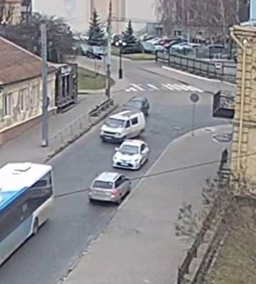 У Луцьку водіїв закликають почекати із літніми шинами: що сталося