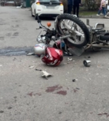 У Рівному на перехресті сталася аварія за участі мотоцикліста та водійки авто