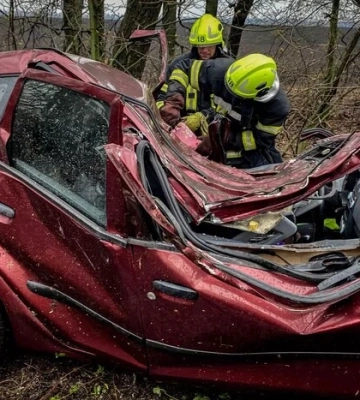 На Київщині легковик врізався в дерево: загиблу діставали рятувальники