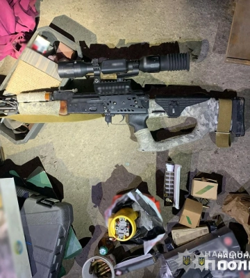 На Житомирщині поліцейські вилучили у чоловіка автоматичну зброю, набої та марихуану На Житомирщині поліцейські вилучили у чоловіка автоматичну зброю, набої та марихуану