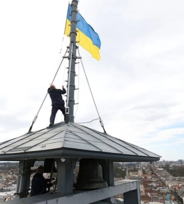 У Львові відзначили 35-ту річницю підняття синьо-жовтого прапора над Ратушею: фоторепортаж