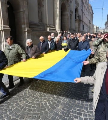 У Львові відзначили 35-ту річницю підняття синьо-жовтого прапора над Ратушею: фоторепортаж