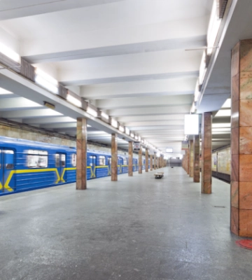 В Киеве ряд станций синей ветки метро закрыт на вход — на Контрактовой площади пассажир попал под поезд
