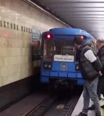 В метро Киева пассажирка попала под поезд, ряд станций "синей" линии закрыты