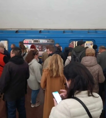 У Київському метро пасажирка впала під потяг: рух синьою гілкою обмежено