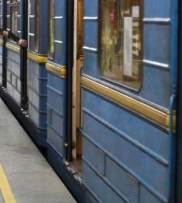 У метро Києва пасажирка потрапила під поїзд, низка станцій "синьої" лінії зачинені