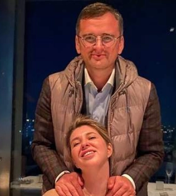 Дмитрий Кулеба и его возлюбленная показала подарок от Зеленских на Новый год