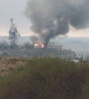 В Севастополе разгорелся пожар у Военно-морского училища