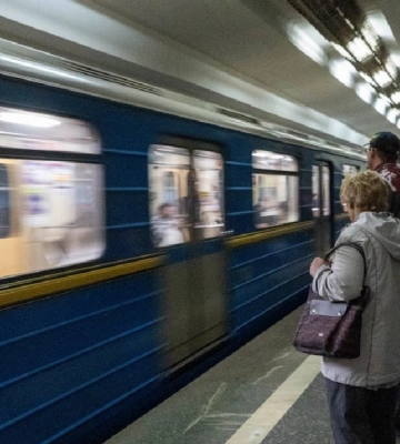У метро Києва пасажирка потрапила під поїзд, низка станцій "синьої" лінії зачинені