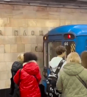 У метро Киева пассажирка попала под поезд