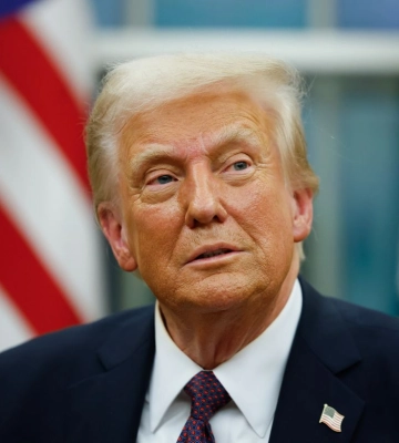 Трамп уволил чиновников Совета нацбезопасности после встречи с конспирологом, - СМИ Трамп уволил чиновников Совета нацбезопасности после встречи с конспирологом, - СМИ