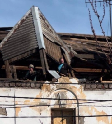 У Сумах перекривали дахи пошкоджених вибухом будинків