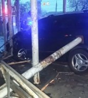 У Миколаєві водій позашляховика після зіткнення з іншим авто в'їхав у зупинку, де травмував жінку - слідчі поліції встановлюють&amp;hellip;