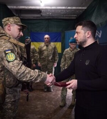 Зеленський заслухав доповіді про перебіг Курської операції та відзначив воїнів нагородами. ФОТОрепортаж