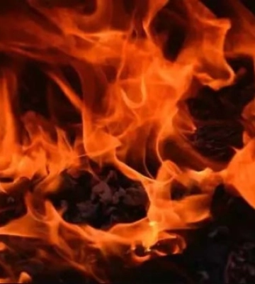 У Дніпрі після атаки дронів загорівся будинок, є постраждалі