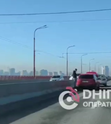 Автівки об'їжджають та сигналять: у Дніпрі на мосту сталася ДТП
