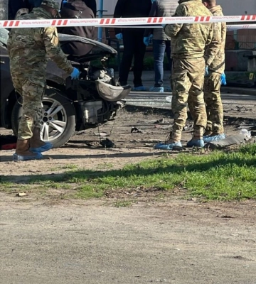На Дніпропетровщині вибухнуло авто посадовця: він та його дружина постраждали