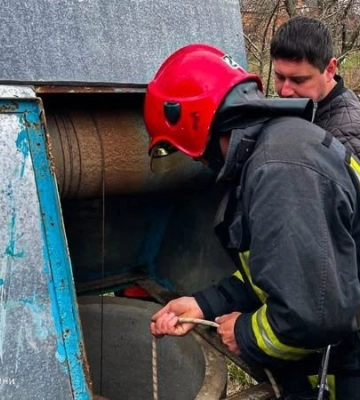 На Вінниччині чоловік упав у криницю під час чищення, рятувальники витягли його