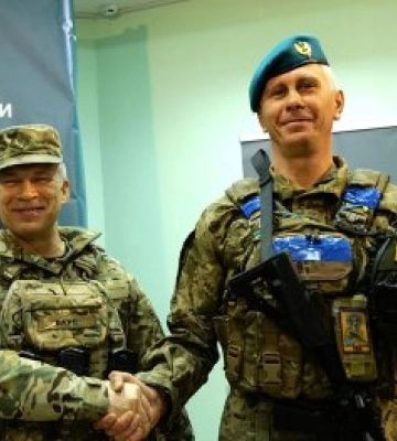 Головного сержанта з Миколаєва нагородили почесником знаком «Золотий Хрест»