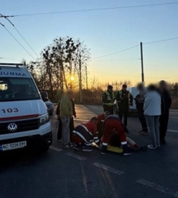 На Волині велосипедистка потрапила під колеса автівки: жінка в реанімації