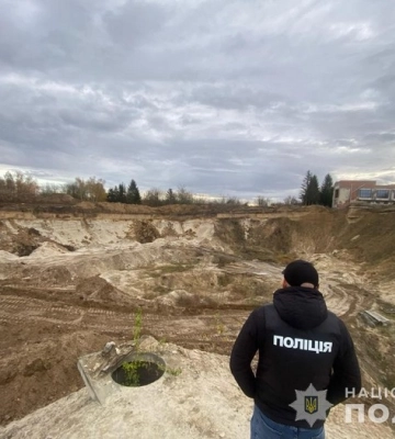 Поліцейські викрили організовану злочинну групу з Тернопільщини, яка незаконно видобула піску на ₴76 млн.