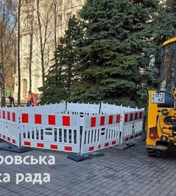Комунальники Дніпра одразу після дозволу відповідних служб розпочали прибирати наслідки «прильотів»