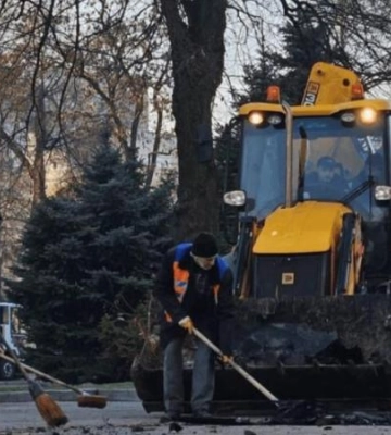 У Дніпрі комунальники розпочали прибирати наслідки нічних «прильотів»