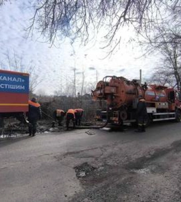 Аварія на вулиці Гребінки у Полтави сталася через скид побутових відходів,  Полтававодоканалу