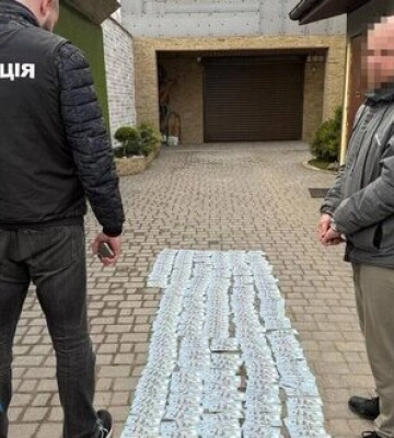 За 130 тис. дол. США обіцяв підозрюваному уникнути в’язниці – викрито мешканця Одеси. ФОТОрепортаж