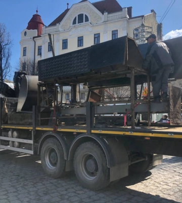 На площі Філармонії демонтували єдиний світлодіодний екран у Чернівцях