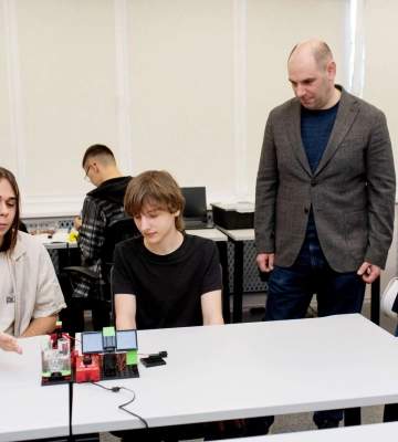 В Днепре открыли новую лабораторию мехатроники для школьников: как власть, бизнес и педагоги вместе формируют будущее инженеров