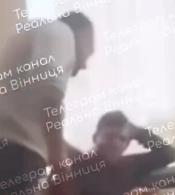 &quot;Дам з ноги, ще раз, сука, ляпнеш&quot;. На Вінниччині вчителя відсторонили за побиття учня під час уроку. ВIДЕО