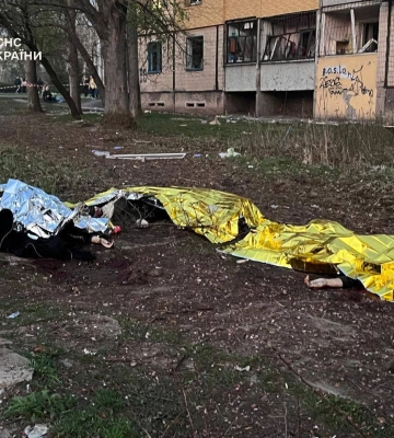 Серед загиблих - 6 дітей. Росіяни вдарили балістикою неподалік дитячого майданчика у Кривому Розі (ФОТО)