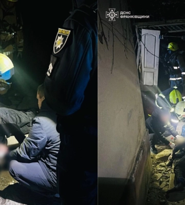 У Франківську чоловік ледь не згорів заживо у власному будинку (ФОТО)