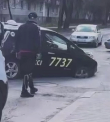 У Луцьку таксі провалилося у відчинений люк (відео)