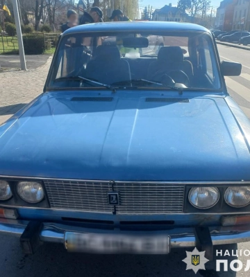 На Львівщині легковик ВАЗ скоїв наїзд на жінку та ії маленьку доньку, - поліція