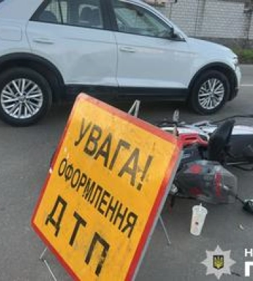 У Кременчуці авто збило жінку і врізалося в магазин 