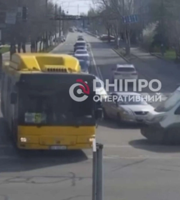 У Дніпрі на Слобожанському проспекті сталася ДТП за участі автобуса: відео моменту